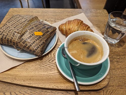 Frühstück, Kaffee, Sandwich und Croissant at Land & Monkeys - Roquette in Paris