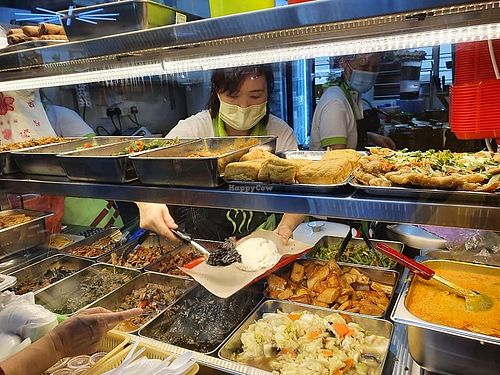 buffet spread
Photo by Sam Lama at Ru Xin Vegetarian 儒馨素食 in North Singapore