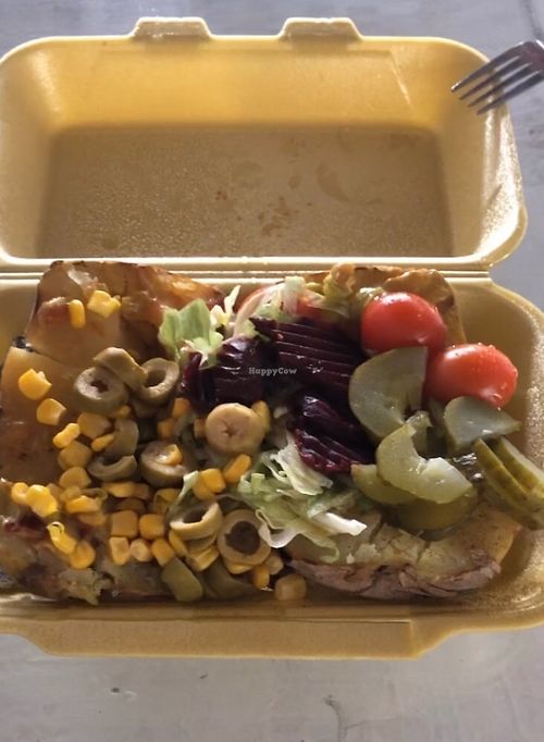 Patata asada con salsa de guacamole, aceitunas, cherry, maiz, remolacha, pepinillo y lechuga at Patatas Rellenas La Tortereta in Pamplona