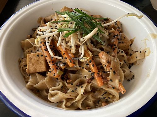 Vegan pad thai  at De Raiz in Santiago