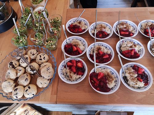 Milchreis mit roter Grütze, Cookies und Pesto Salat vom Eröffnungstag in Probiergrößen 😍 at tea and V in Sylt