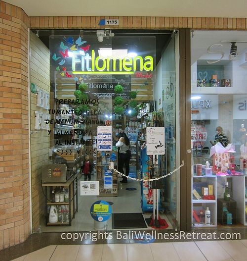 Store front at Fitlomena Market in Chia