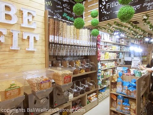 Interior at Fitlomena Market in Chia
