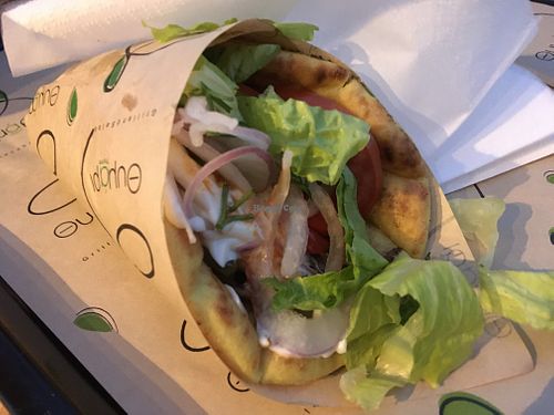 Gyros pita at Θymapi in Limassol