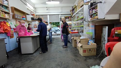 It also sell many snack foods and cooking ingredients at Ban Bee Siang in Muar