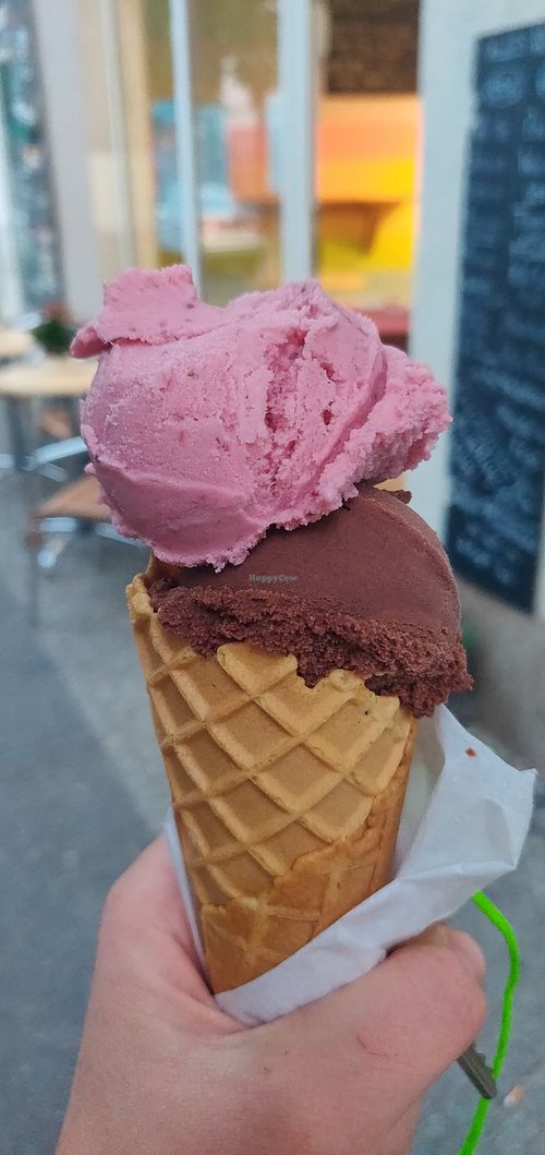 Strawberry and chocolate ice cream at Chat Junction in Berlin