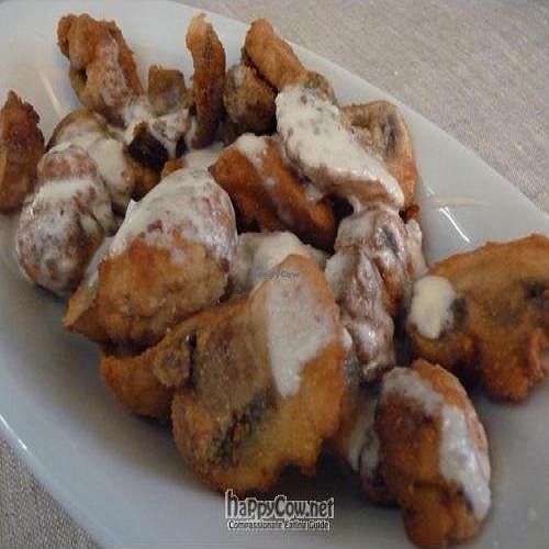 Champiñones empanados con salsa de queso / Breaded mushrooms with cheese sauce at Hosteria de Arnuero in Arnuero