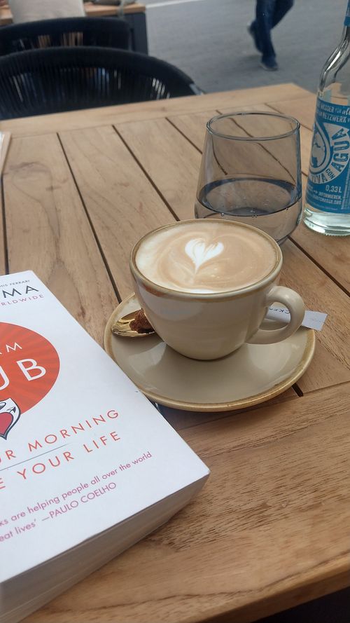 Flat white with oatmilk and sustainable, sparkling water at Café Geschwisterherzen in Krefeld