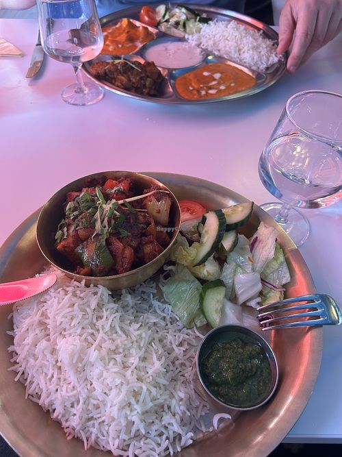 Vorne der Vegane Chili Tofu, hinten eine Auswahl aus Vegetarischen Spezialitäten.   at Ravintola Siddhartha in Haemeenlinna