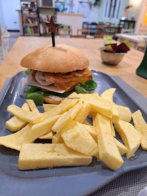 Vegan burger with hand-cut fries at Contracorriente in Ourense