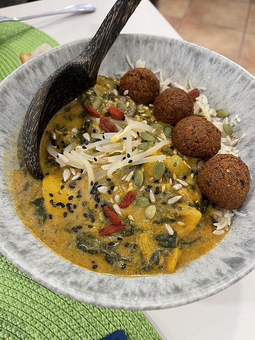 Arroz ao curry con albóndigas   at Contracorriente in Ourense