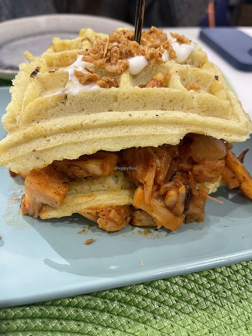 Gofre de patacas con vegan bbq pulled pork  at Contracorriente in Ourense