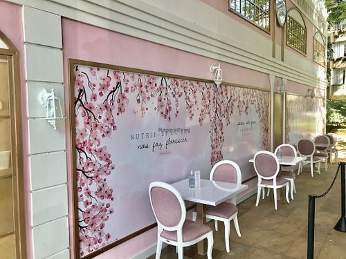 Outside seating at Renata Dias Vegan Patisserie in Brasilia