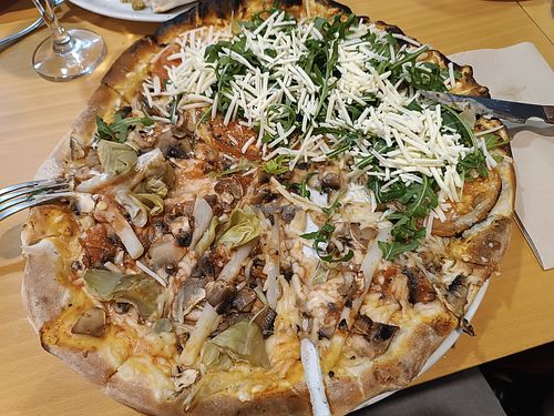 Vegetal and cuatro estaciones at Pizzeria Nando in Sant Joan Dalacant