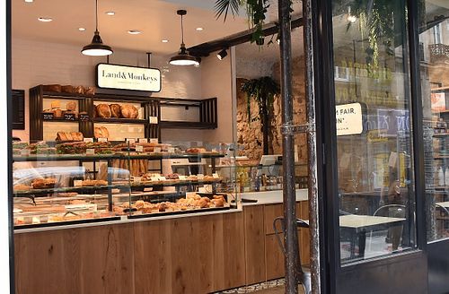 Recettes de pains à base de farines bio, pâtisseries artisanales, viennoiseries, sandwichs et salades de saison... bien sûr toujours en version 100% végétale et 100% gourmande at Land & Monkeys - Amsterdam in Paris