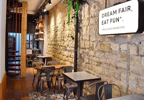 Recettes de pains à base de farines bio, pâtisseries artisanales, viennoiseries, sandwichs et salades de saison... bien sûr toujours en version 100% végétale et 100% gourmande at Land & Monkeys - Amsterdam in Paris