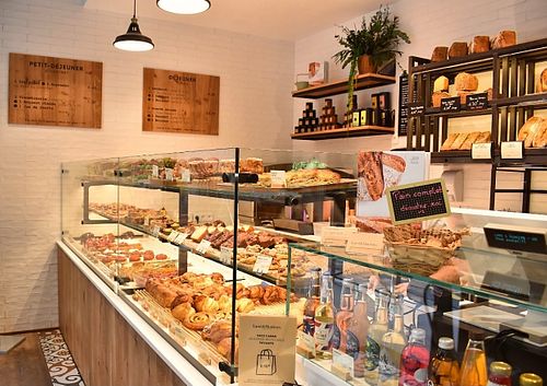 Recettes de pains à base de farines bio, pâtisseries artisanales, viennoiseries, sandwichs et salades de saison... bien sûr toujours en version 100% végétale et 100% gourmande at Land & Monkeys - Amsterdam in Paris