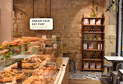 Recettes de pains à base de farines bio, pâtisseries artisanales, viennoiseries, sandwichs et salades de saison... bien sûr toujours en version 100% végétale et 100% gourmande at Land & Monkeys - Amsterdam in Paris