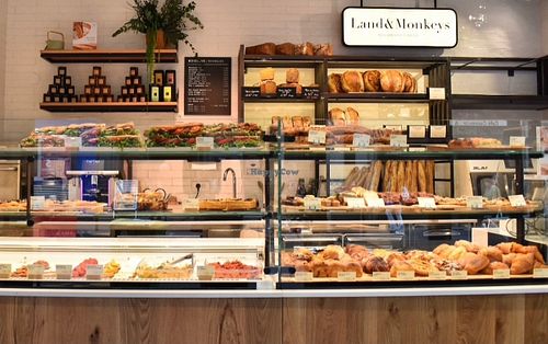 Recettes de pains à base de farines bio, pâtisseries artisanales, viennoiseries, sandwichs et salades de saison... bien sûr toujours en version 100% végétale et 100% gourmande at Land & Monkeys - Amsterdam in Paris