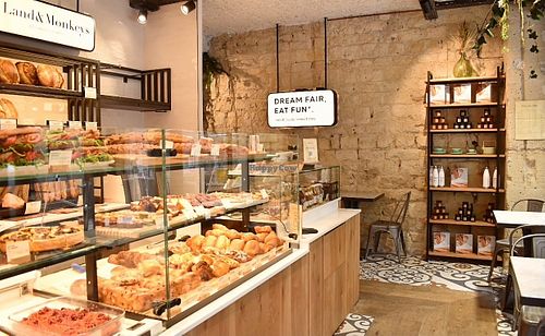 Recettes de pains à base de farines bio, pâtisseries artisanales, viennoiseries, sandwichs et salades de saison... bien sûr toujours en version 100% végétale et 100% gourmande at Land & Monkeys - Amsterdam in Paris