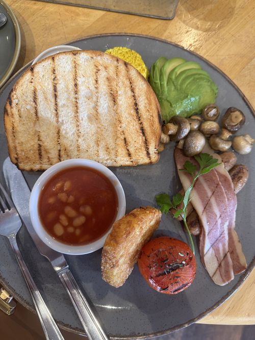 Vegan Breakfast
Two rashers of plant based bacon, vegan sausage, avocado, tofu scrambled, sautéed mushrooms, baked beans, grilled tomato, hash brown and a thick slice of farmhouse at The Farm Kitchen in Henley-on-thames