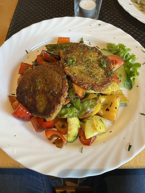 Vegane Frikadellen mit Gemüse  at Brasserie am Schleiferplatz in Idar-oberstein