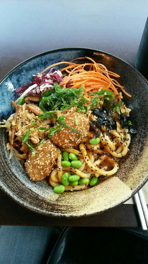 Salatbowl mit Falafel, Kräuterseitlinge, Edamame... at Bodhicitta Vegan Bowl in Berlin