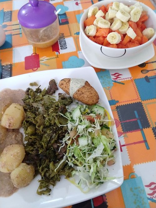 Fruit bowl and Main plate, meal of the day at Gira El Sol in Pasto