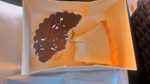 'Cheese'cake and chocolate coconut cake at Loving Hut in Menton