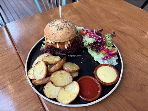 Seasonal cheeseburger at NIYA in Casablanca