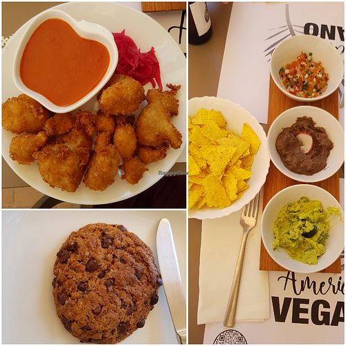 "alitas" de coliflor, guacamole con pico de gallo y hummus de alubias negras y cookie de postre 💚 at Americano Vegano in Torremolinos
