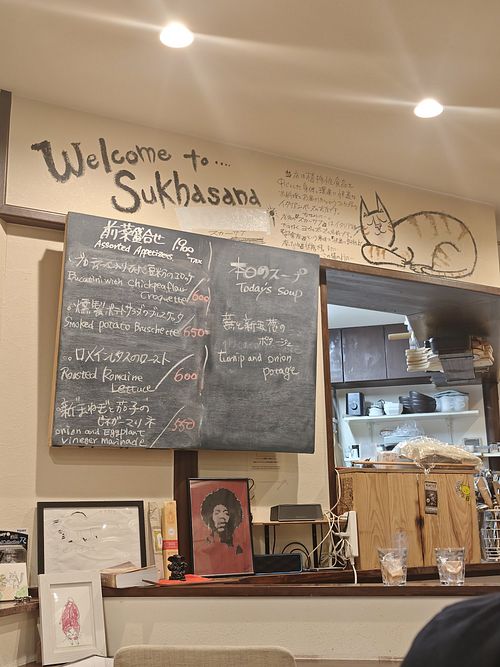  at Unique (V) Pizzeria SUKHASANA in Osaka