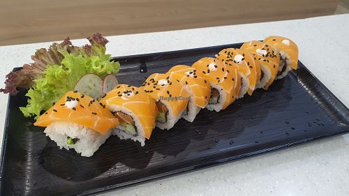 Zalmon Avocado sushi roll. Solid sushi roll, lots of zalmon.  at Saute Sushi 素特•素司 in Central Singapore