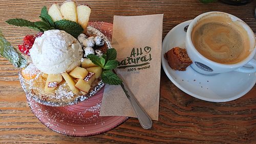 Apple crumble with vegan vanilla ice cream at Café Röstzeit in Hilden