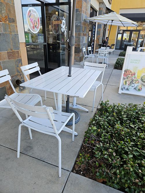 Outside Dining at Hummus Republic in Santa Clarita