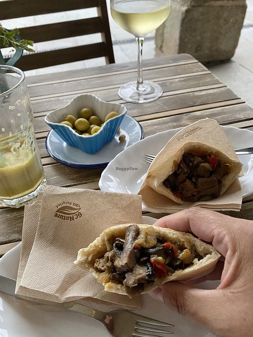 “Durum vegano" with olives, wine and a Fibre smooth that has apples and ginger. at La Hormiga in Pontevedra
