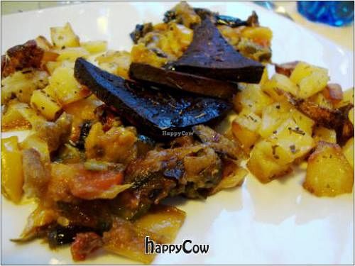 Tofu al forno con patate alla contadina e ratatouille at Fata Zucchina - Ristorante biovegetariano in Verona