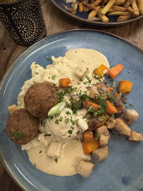 Grandpas Meatballs with roots and delicious sauce #Veganuary at Pfannenzauber in Aachen
