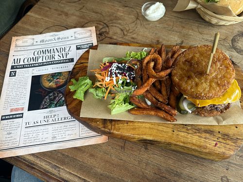 Burger mal ohne Burgerbrötchen  at Moon and Sons in Caen