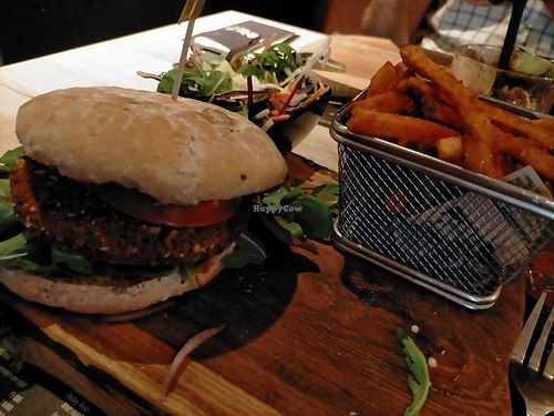 Guacamole burger met zoete aardappel frietjes at Sam's Table in Wetteren