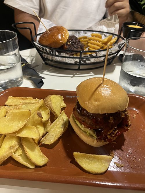 Tienen hamburguesa vegana Beyond. De momento no tienen una en carta para elegir, pero puedes elegir los ingredientes. El pan infantil es vegano. #Veganuary at Rohla in Lorca