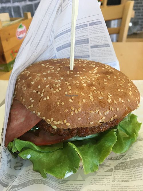 Bacon hamburger at Vida Verde in Lisbon