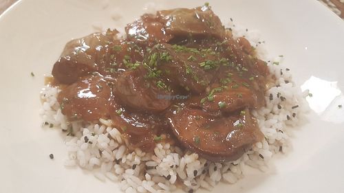 Chinese stir fry with aubergine, shiitake mushrooms and rice at La Mujer de Verde in Mallorca