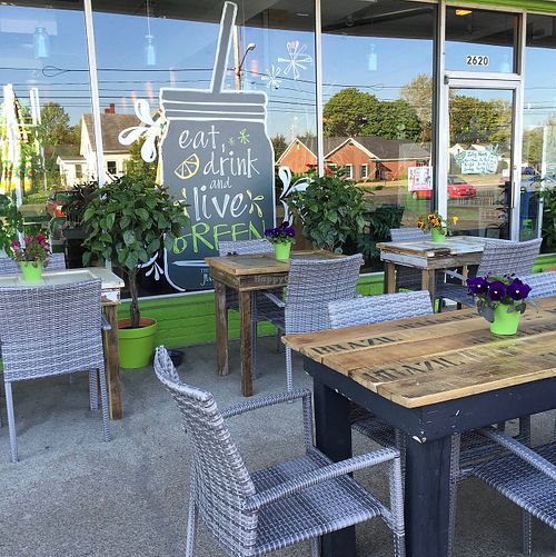 outdoor seating at The Juice Jar in Erie