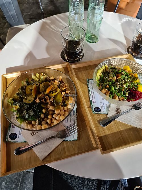 Left: Large Size, Right: Medium at Poké Station in Gran Canaria