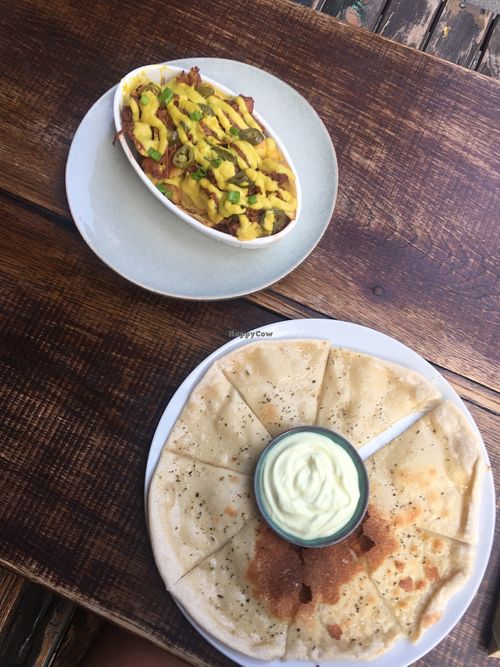 Pizza bread with dip at Froindlichst in Berlin