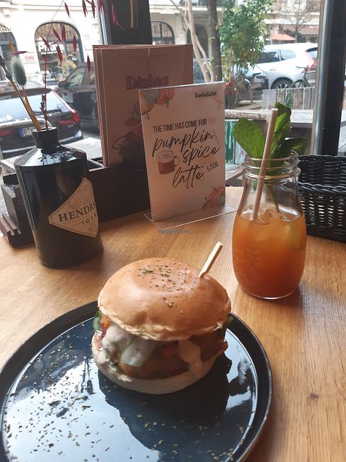"Chicken"-pumpkin burger and freaky safari drink at Froindlichst in Berlin