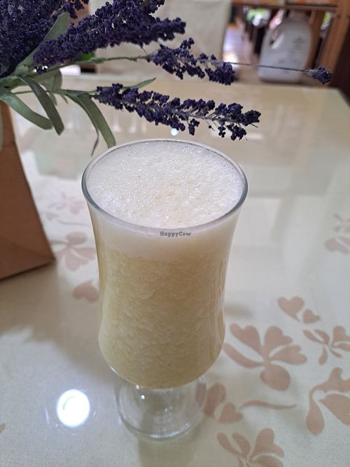 Fresh juice at Loving Hut 愛家 in Jian