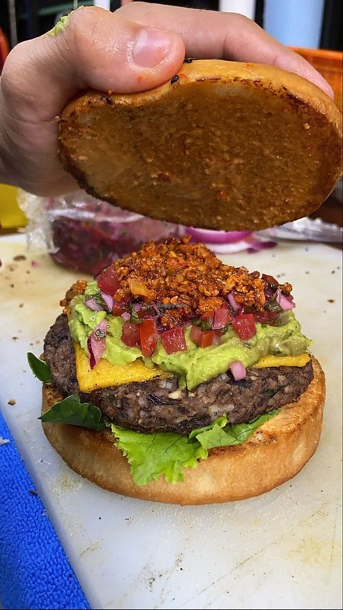 La Burger 6|76, esta hecha con una medallón de frijol, terso de guacamole, pico de gallo y chorizo de la casa. at 6|15 VH in Villahermosa