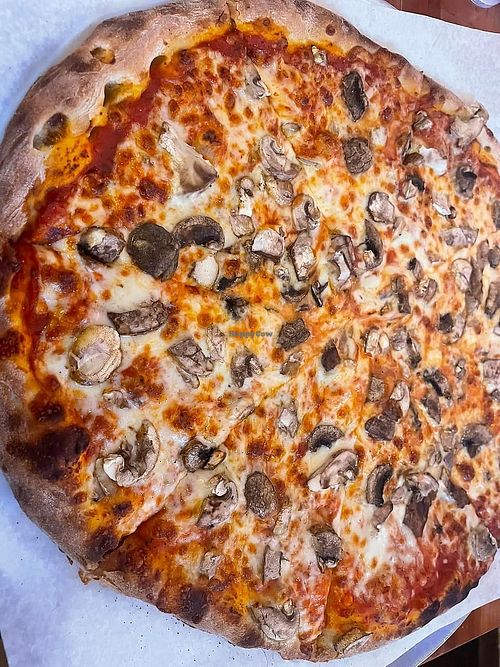 vegan cheese pizza at Thirsty Moose Taphouse in Exeter